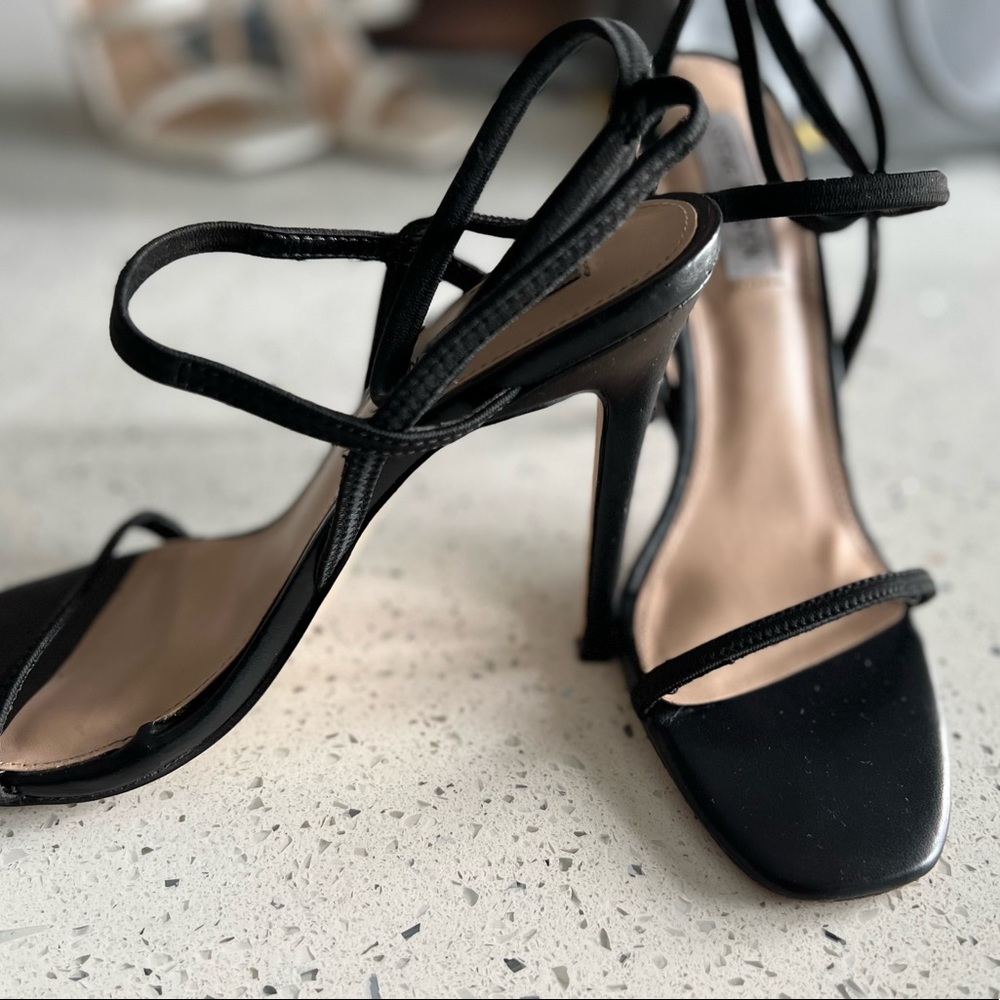 STEVE MADDEN BLACK SANDAL HEEL